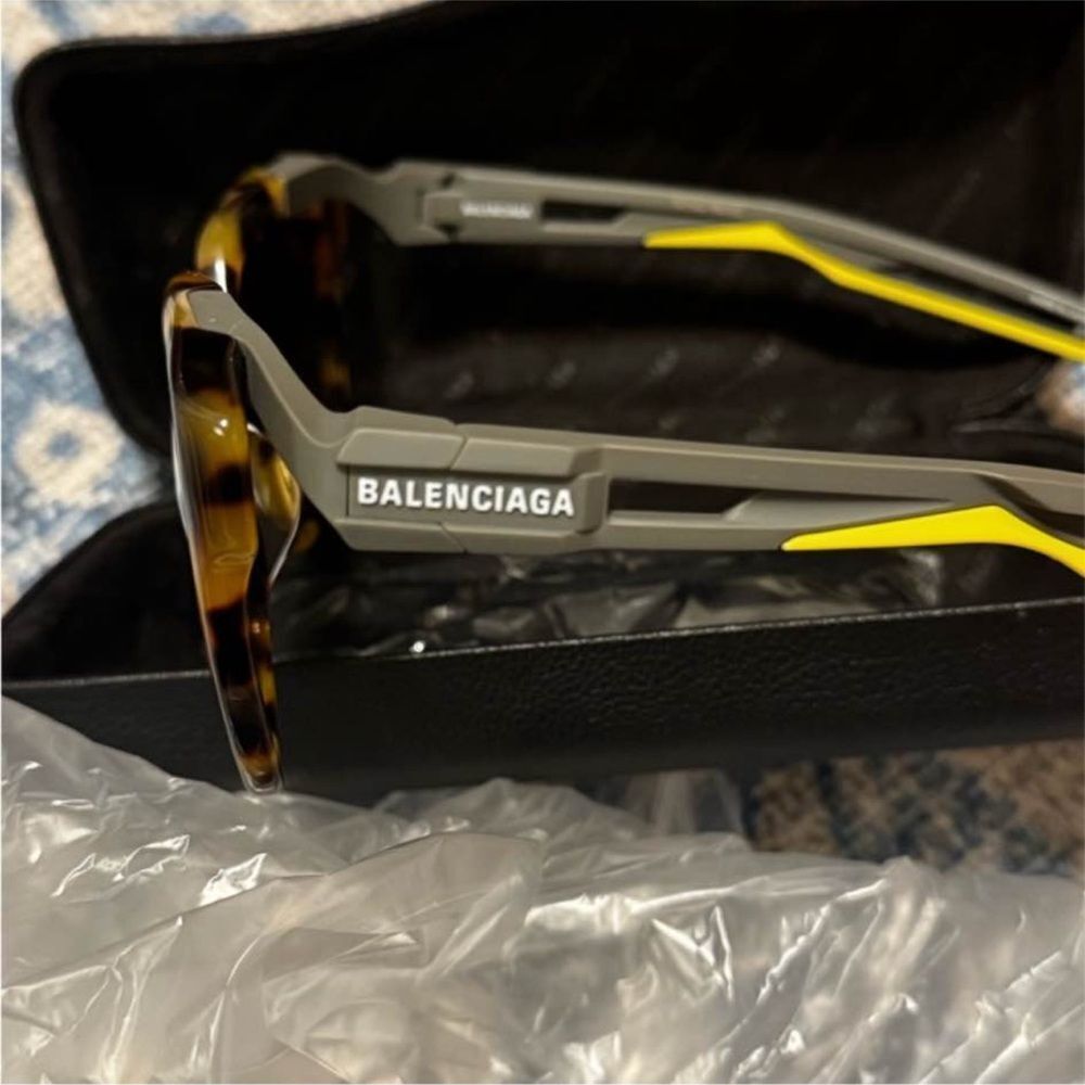 NWT Balenciaga Brown and Yellow Patterned Sunglasses with case - Picture 3 of 5